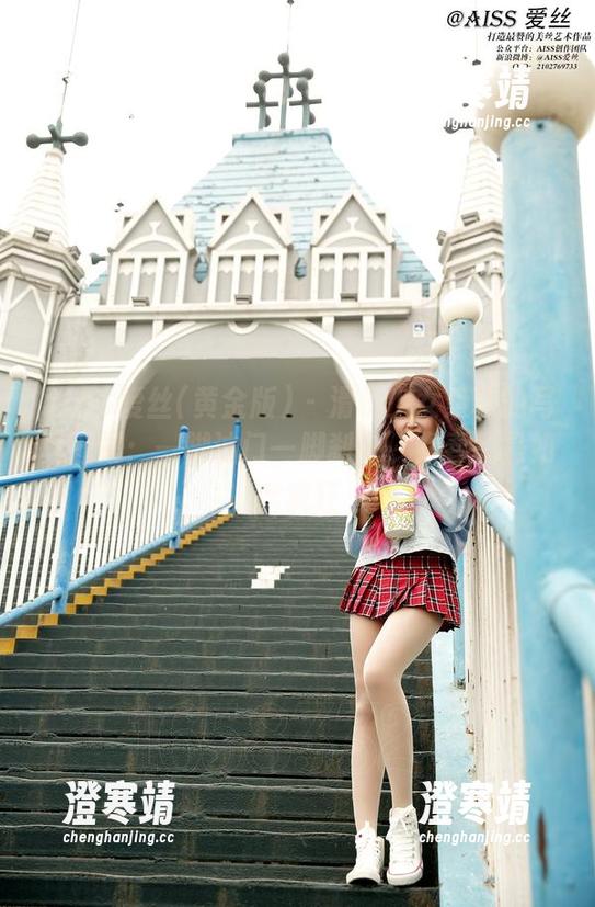 AISS爱丝(黄金版) - 滑板少女索菲的写真图册：一脚油门一脚刹车，青春就是如此疯狂