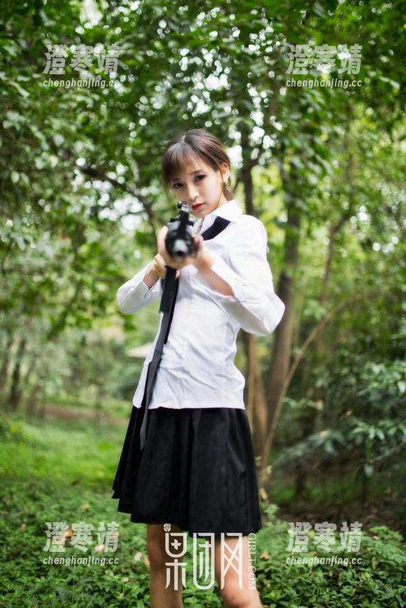 GIRLT果团网 - 松果儿最新写真集：美脚之光，照亮我生活的每一步！