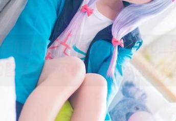 红色运动服女孩的魅力，Kitaro_绮太郎的图集中一不小心就cos出火花！