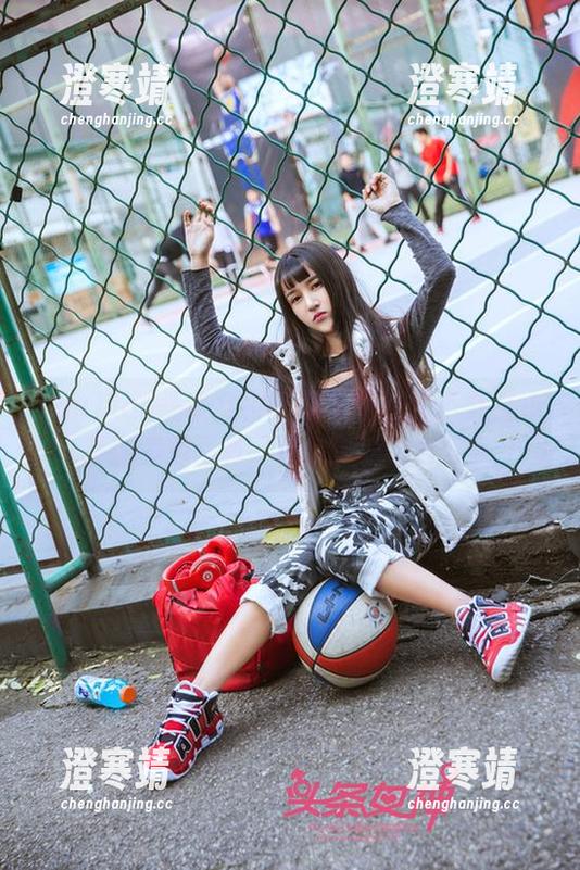 TouTiao头条女神-艾小青 TouTiao头条女神 - 如果你还没下载艾小青的美脚写真,那你真的OUT了!