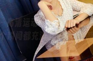 pans – 高清运动合集：雯雯在汗水中的每个瞬间都充满了默默的诱惑。