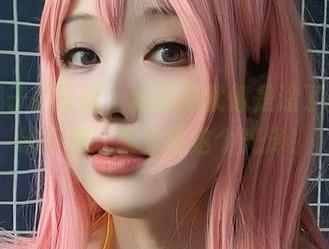 七七娜娜子的写真，油亮得就像是涂了护肤油，谁不想一起分享这个光泽！
