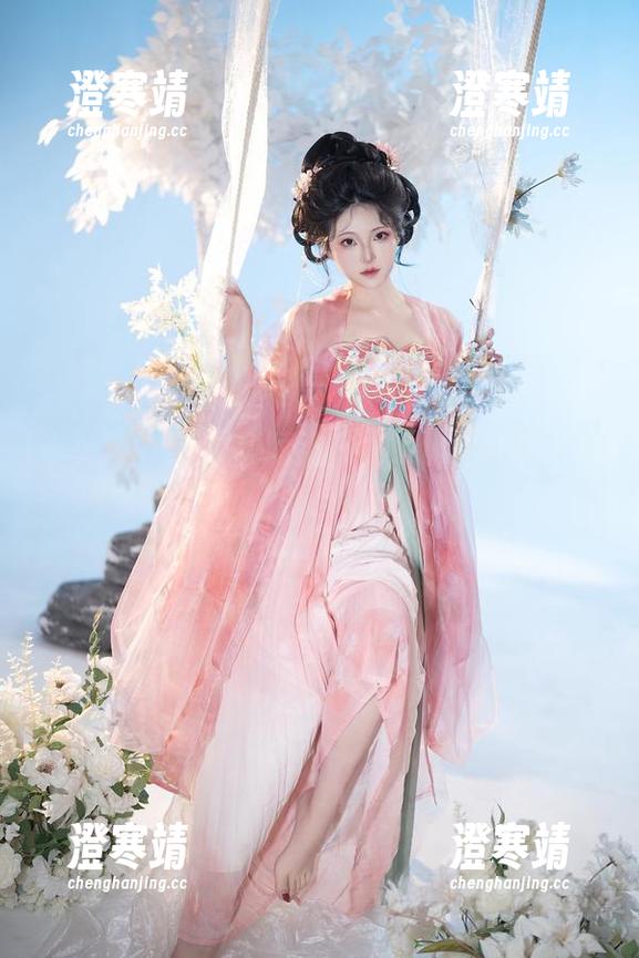 你夏夏：这条OL短裙在线杀伤力十足，准备好心动了吗？