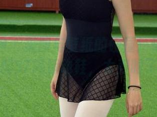 初夏女神 – 美图与壁纸的碰撞：依依校服搭配37码运动鞋，太养眼了！