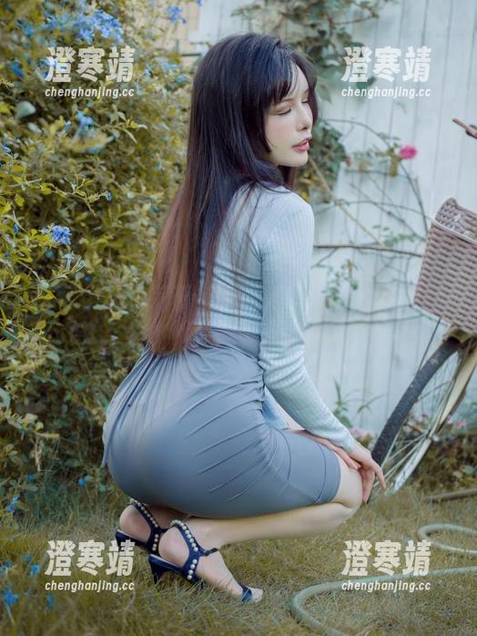 如何把灰旗袍和条纹袜搭配成秋冬的时尚秀？夏小秋秋秋的图包告诉你！