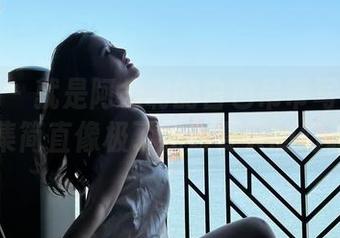 微密圈 – 就是阿朱啊的白色吊带写真：这图集简直像极了我对夏天的幻想。