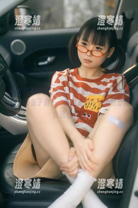 再也忍不住了！幼水铃衣的新装扮‘VOCALOID兔子洞’，你绝对想不到她的套图会这么甜！