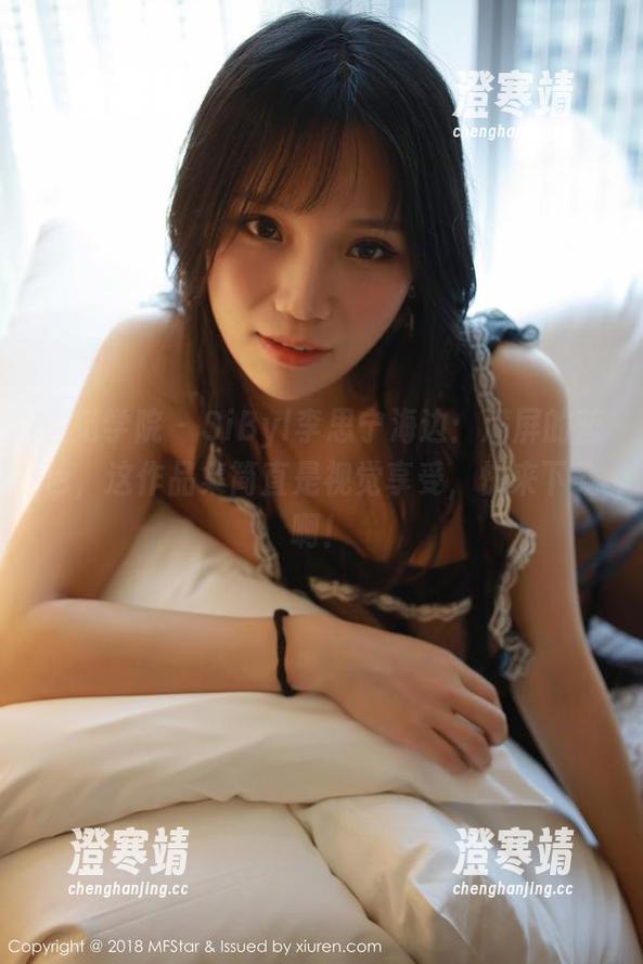 模范学院 - SiByl李思宁海边：满屏的蓝色，这作品集简直是视觉享受，快来下载啊！