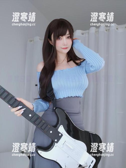 白银81 喜欢白银81的吊带?来这里下载独家图片吧!
