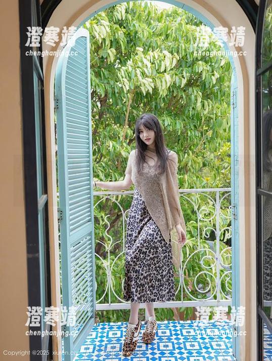 秀人网-果儿victoria 秀人网 - 果儿victoria与棉袜的奇妙冒险:一场视觉的袜子狂欢