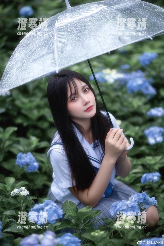 秋山AkI 秋山AkI的黑白写真合集,仿佛翻开了一本隐秘的日记,故事总在转角遇见。