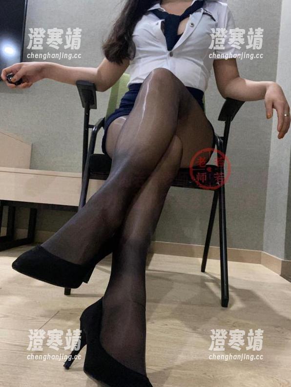 微密圈 - 白裙下的若若老师：这张图片有种神秘的魅力，让我不禁想多看几眼