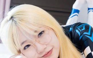 袜啵啵 – 看！橘橘穿着华伦天奴高跟鞋，怎么能不疯狂打卡她的写真套图？