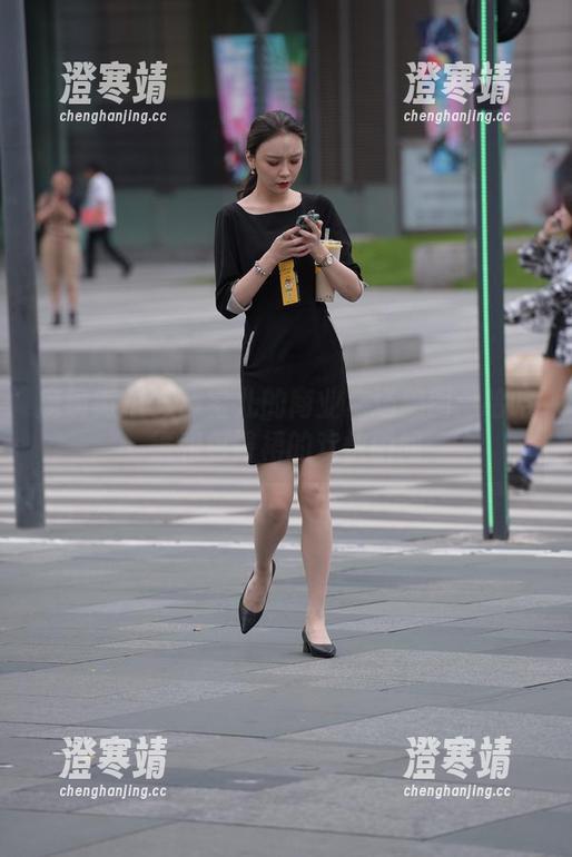 魔镜街拍 - 萌宝儿的商业广场美图：哈哈镜和包臀裙的欢快瞬间