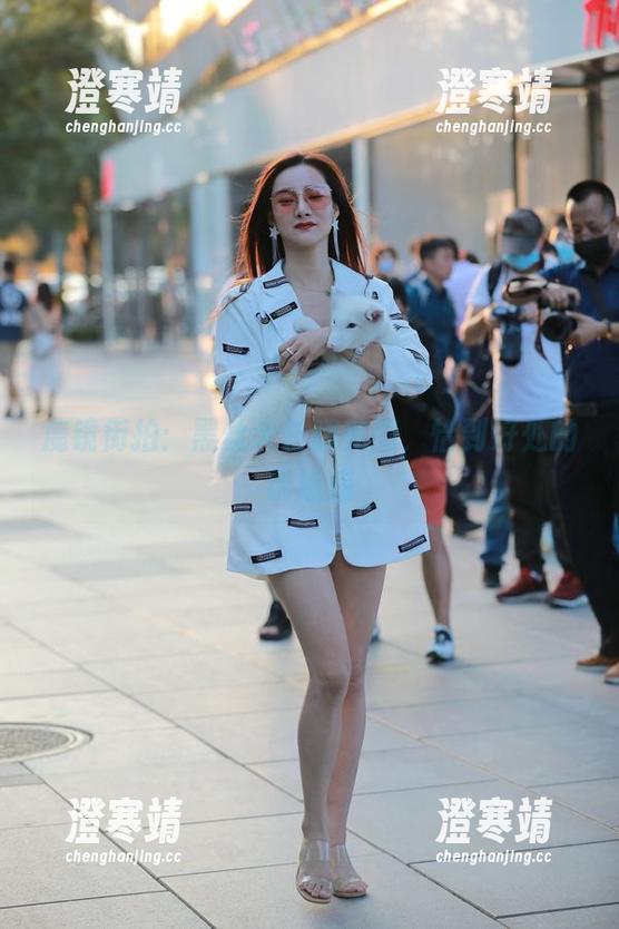 魔镜街拍：黑丝大长腿美图，恰到好处的诱惑感