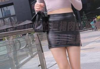 免费欣赏魔镜街拍的短裙肉丝黑高跟鞋美图，快来跟着潮流跑！